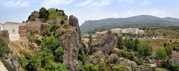 Guadalest ve Španělsku. pohled shora na hrad a hory. — Stock fotografie