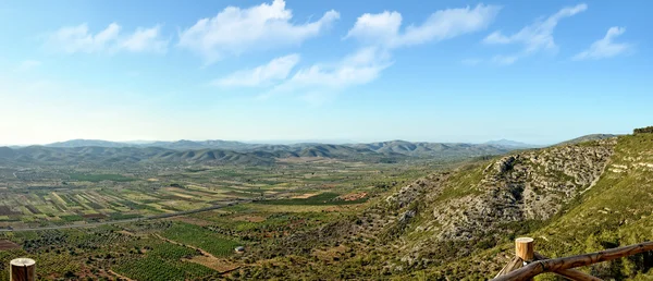 Vista panorâmica para as montanhas. Dia de verão na Espanha . — Fotografia de Stock