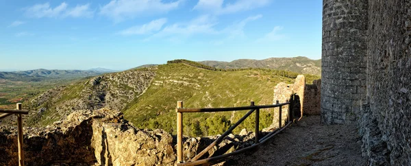 Pohled shora ze starého hradu na horách. Alcala de xivert — Stock fotografie