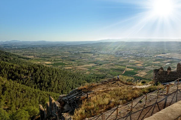 Blick von oben vom alten Schloss auf die Berge. Alcala de xivert — Stockfoto