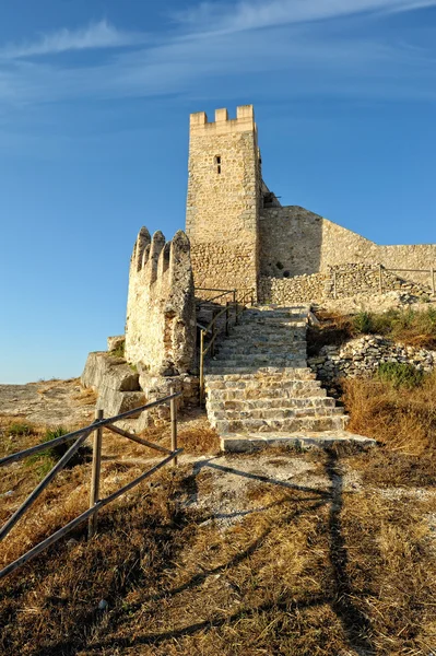 Onderste weergave naar de oude kasteel en de bergen. Katehdraal van Alcalá de xivert ik — Stockfoto