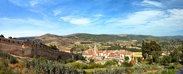 Morella ve Španělsku. krajina s město a hory. — Stock fotografie