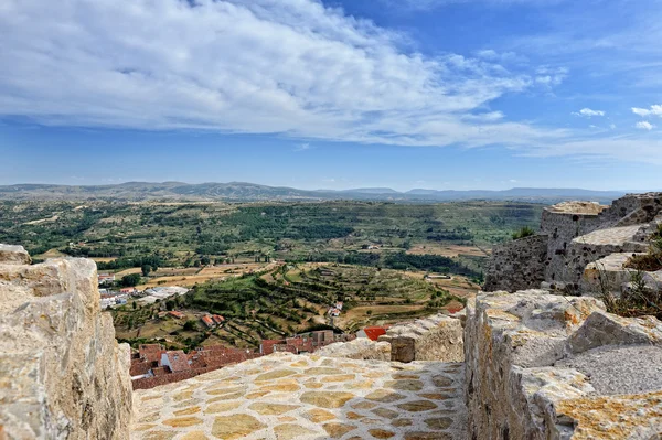 Morella in Spanje. landschap met stad en bergen. — Stockfoto