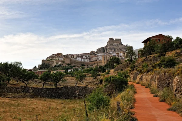 Morella in Spanje. landschap met landelijke weg met kasteel en de stad — Stockfoto