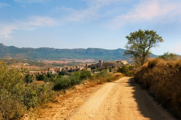Montblanc in spain.landscape met landelijke weg met fortness en m — Stockfoto