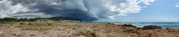 Морський пейзаж з видом на узбережжя. Буря небо з блискавкою, панорам — стокове фото