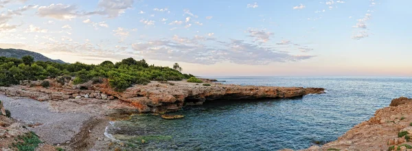 Zonsondergang landschap met kust van de zee. Panorama. — Stockfoto