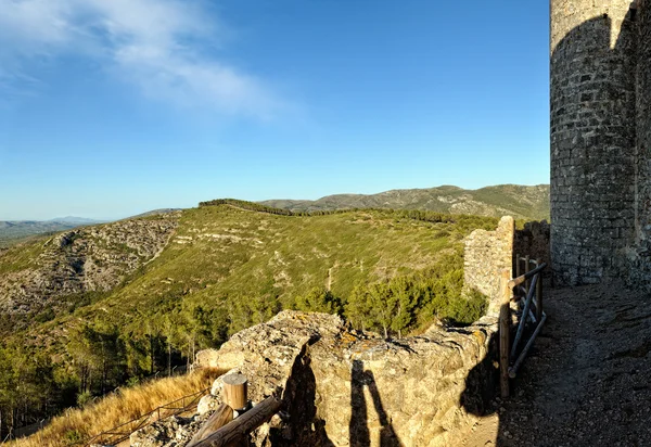 Vista superior do castelo velho para as montanhas. Alcala de Xivert — Fotografia de Stock