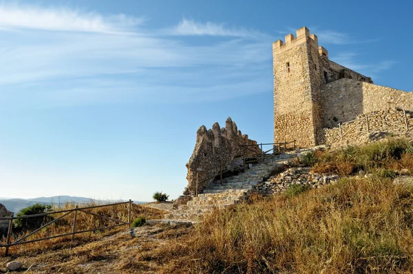 Onderste weergave naar de oude kasteel en de bergen. Katehdraal van Alcalá de xivert ik — Stockfoto