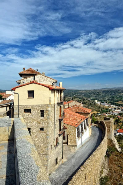 Liten spansk stad med utsikt över bergen. Morella i span. — Stockfoto