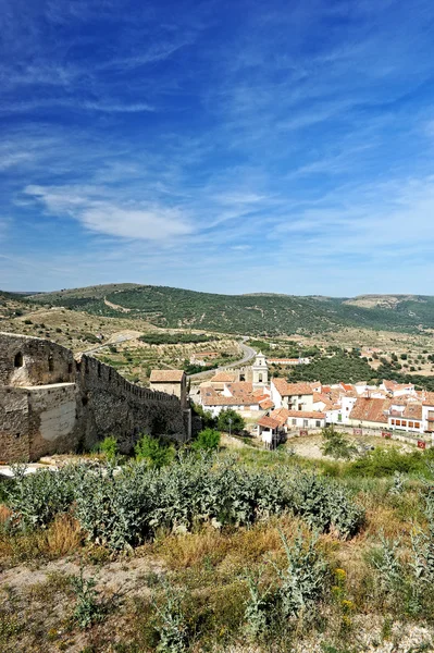 Morella en Espagne. Paysage avec ville et montagnes . — Photo