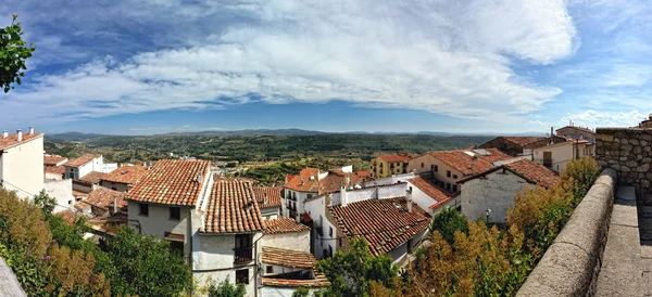 Pequeño pueblo español con vista a la montaña. Morella en Span. Panorama — Foto de Stock