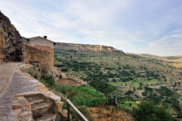 スペイン語古い小さな町の山々 を望む。スペインのアレス. — ストック写真