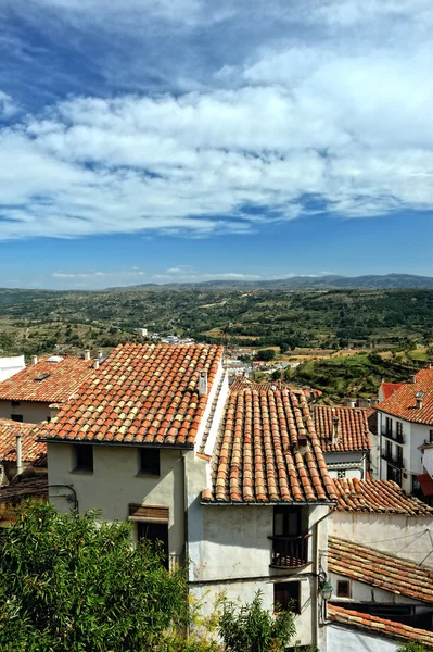 Cidade espanhola pequena com vista para a montanha. Morella em Span . — Fotografia de Stock