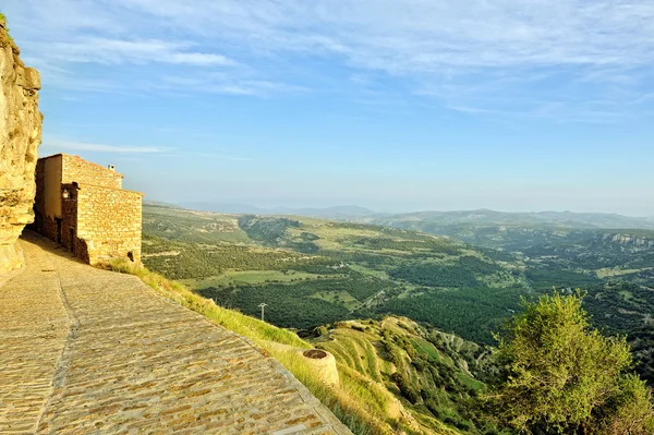 Kleine oude Spaanse stad met uitzicht op de bergen. Ares in Spanje. — Stockfoto