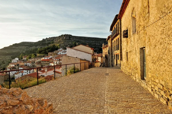 Oude kleine Spaanse stad met uitzicht op de bergen. Ares in Spanje. — Stockfoto