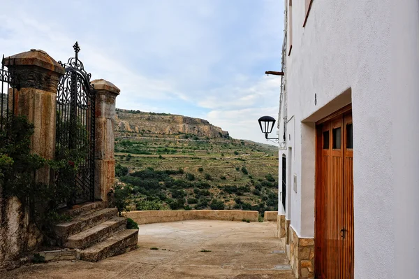 Pequena cidade velha espanhola com vista para as montanhas. Ares em Espanha . — Fotografia de Stock