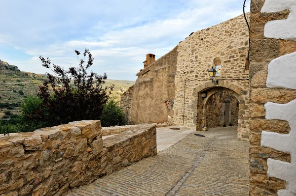 Kleine oude Spaanse stad met uitzicht op de bergen. Ares in Spanje. — Stockfoto