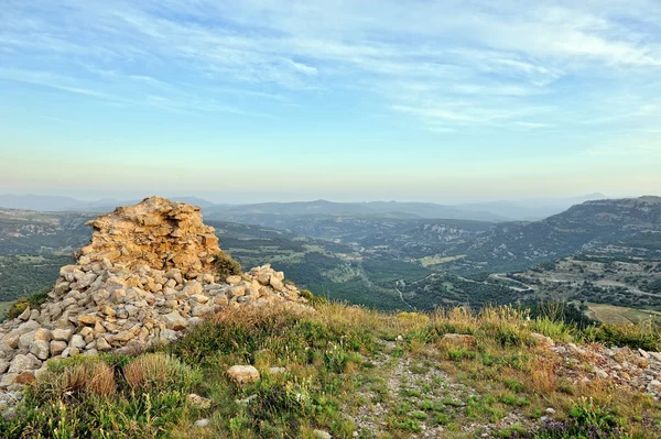 Paesaggio rurale delle rovine sassose con vista sulle montagne. Ares in — Foto Stock