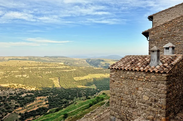 Mały hiszpański starego miasta z widokiem na góry. Aresa w Hiszpanii. — Zdjęcie stockowe