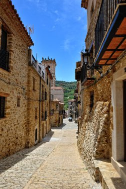 küçük İspanyol şehir benassal streeets. gündüz güneşli.