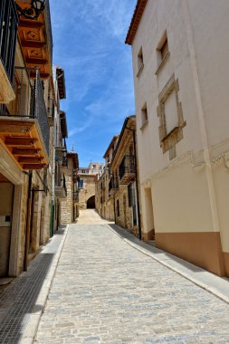 küçük İspanyol şehir benassal streeets. gündüz güneşli.