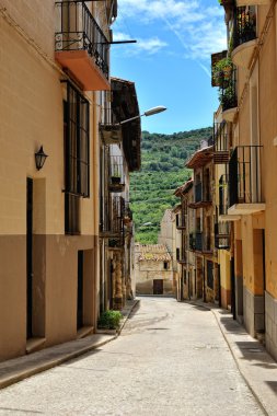 küçük İspanyol şehir benassal streeets. gündüz güneşli.