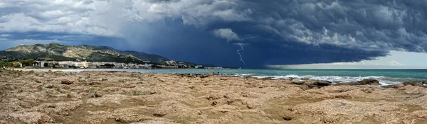 Sea landscape with coast view. Storm sky with lightning, Panoram — Stock Photo, Image