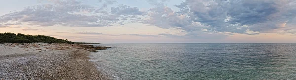 Západ slunce krajina s pobřeží moře. Panorama. — Stock fotografie