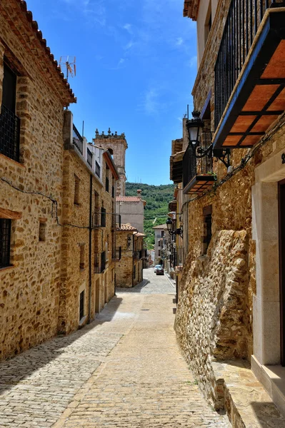 Streeets a kis spanyol város benassal. nap napsütéses idő. — Stock Fotó