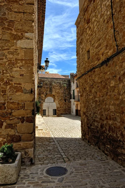 Calles de la pequeña ciudad española Benassal. Día tiempo soleado . —  Fotos de Stock
