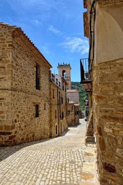 Calles de la pequeña ciudad española Benassal. Día tiempo soleado . —  Fotos de Stock