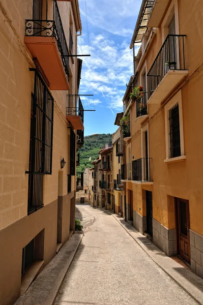 Streeets van de kleine Spaanse stad benassal. zonnige dagtijd. — Stockfoto