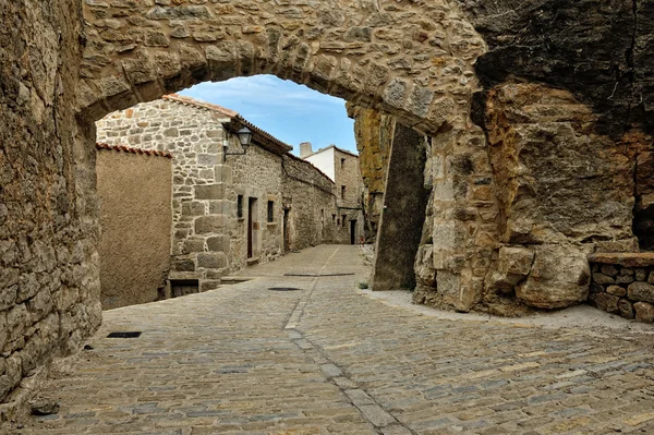 Straten van de kleine oude Spaanse stad ares. — Stockfoto
