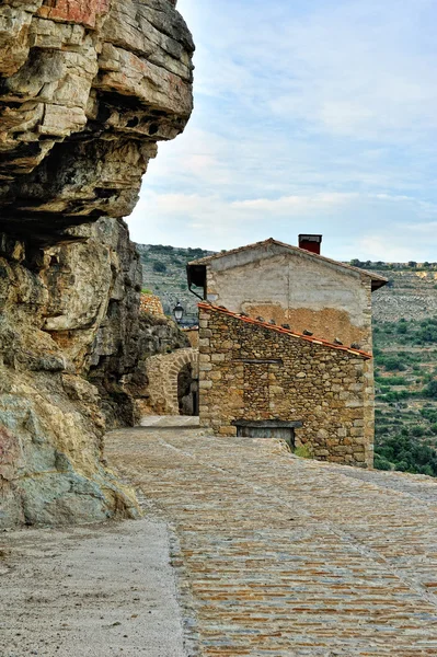 Piccolo centro storico spagnolo con vista sulle montagne. Ares in Spagna . — Foto Stock