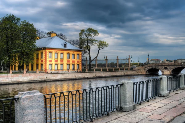 Vista para a casa do Peter no jardim de Verão. São Petersburgo, Ru — Fotografia de Stock
