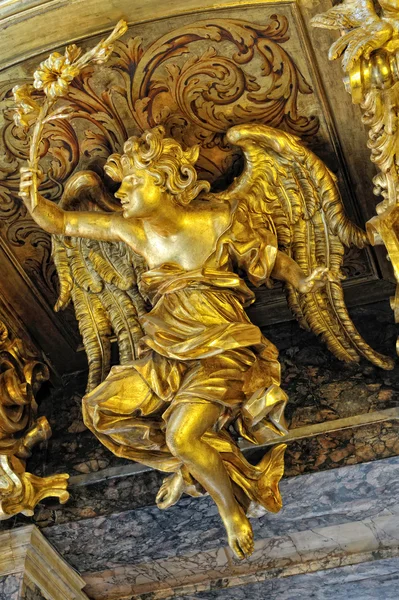 Figura del ángel de oro en el techo de la Catedral Católica —  Fotos de Stock