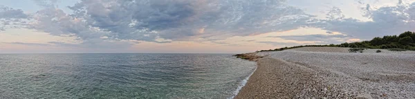 Západ slunce krajina s pobřeží moře. Panorama. — Stock fotografie