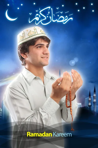 Молодой человек держит четки в позе молитвы и спрашивает — стоковое фото