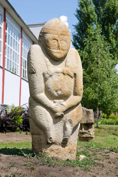Escultura polovtsiana de pedra no parque-museu de Lugansk, Ucrânia — Fotografia de Stock