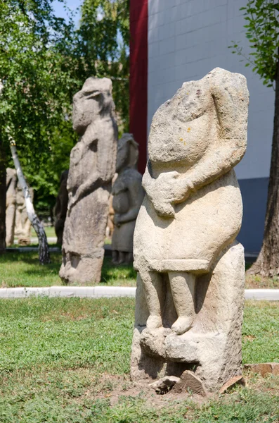 Sten polovtsian skulptur i park-museum i lugansk, Ukraina — Stockfoto
