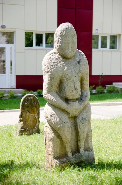 Escultura polovtsiana de pedra no parque-museu de Lugansk, Ucrânia — Fotografia de Stock
