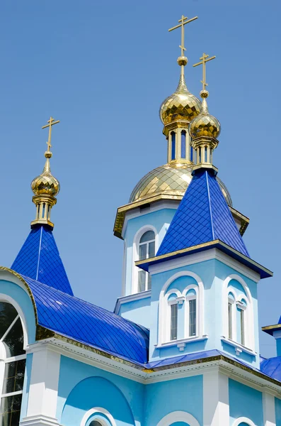 Cúpulas de um templo ortodoxo — Fotografia de Stock