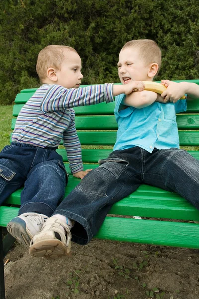 I ragazzi stanno litigando. — Foto Stock