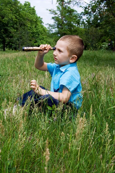 Αγόρι παίζει σχετικά με τη φύση — Φωτογραφία Αρχείου