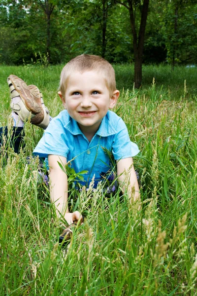 Мальчик играет на природе — стоковое фото