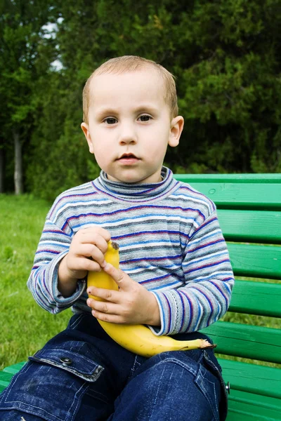 バナナを持った少年 — ストック写真
