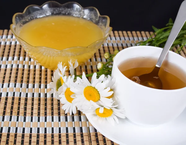雏菊和一杯茶的花束 — 图库照片