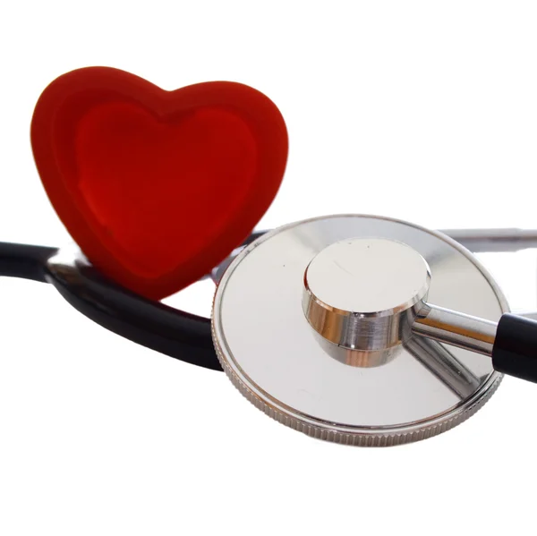 Estetoscopio y corazón rojo —  Fotos de Stock