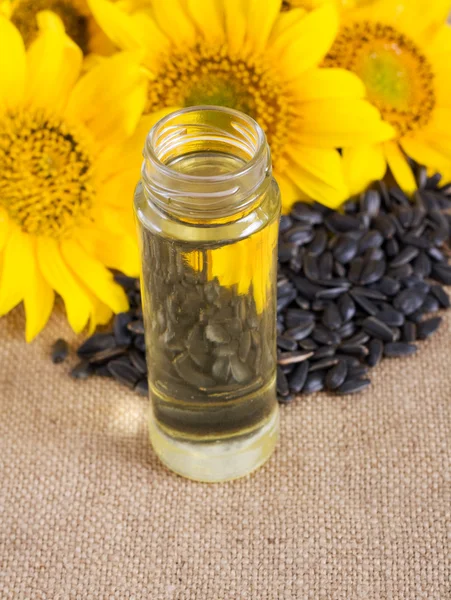 Slunečnicová semínka a rostlinného oleje v láhvi — Stock fotografie